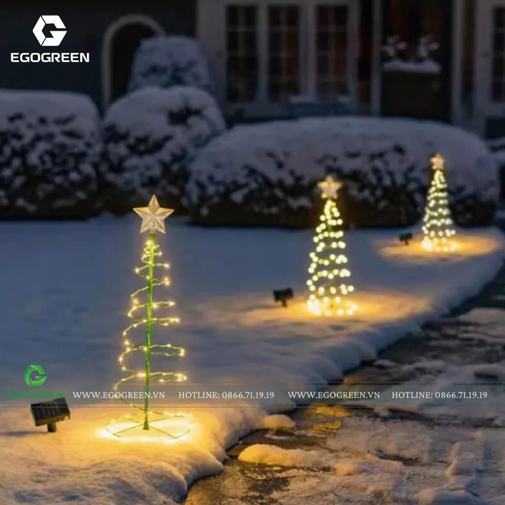 Biến tấu những chiếc đèn sân vườn thành những cây thông giáng sinh mini.